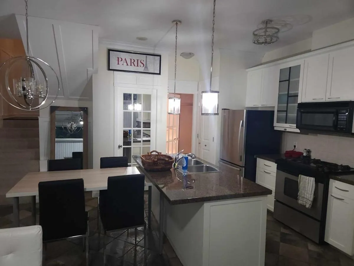 Downtown Vancouver Deluxe: Stylish 2Bd2Ba Townhouse Villa 0*,  Canada